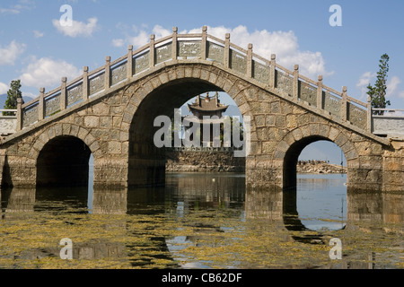 China Yunnan Dali Erhai See. Geringerem Putuo Insel zu sehen, durch Bögen der Brücke Stockfoto