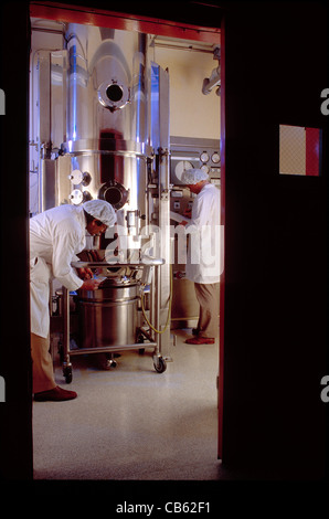 Wissenschaftler mit Flüssigkeit ins Bett, Granulierung und Trocknung Ausrüstung im Labor eines Pharmaunternehmens Stockfoto