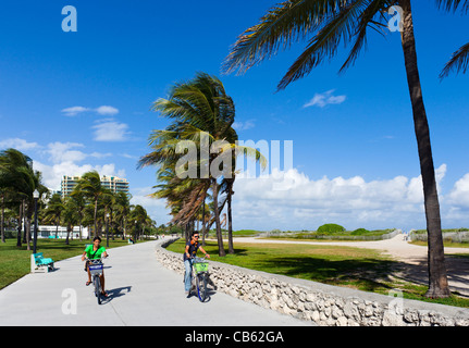 Radfahrer auf DecoBikes an der Promenade neben Ocean Drive, South Beach in Miami Beach, Gold Coast, Florida, USA Stockfoto