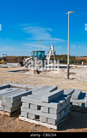 Stapel von Pflaster Einfassung Kerb Steinen auf der Baustelle - Frankreich. Stockfoto
