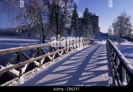 Eine Brücke in die Burg Olavinlinna in Savonlinna, Finnland im tiefen Winter. Stockfoto