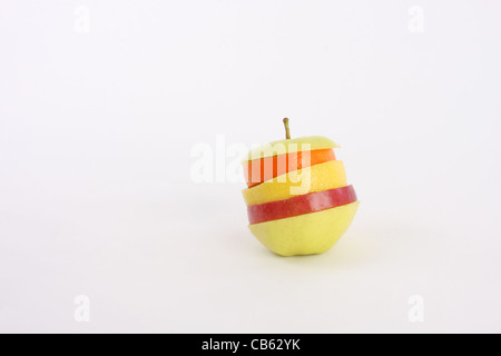 Scheiben von Früchten in Form eines Apfels. Orange Zitrone und rote und gelbe Äpfel Stockfoto