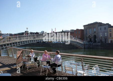 Ha Penny Bridge mit Blick auf niedrigere Ormond Quay Central Dublin Irland. Stockfoto