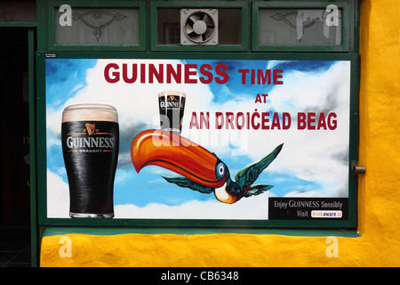 Guinness-Kunstwerk vor einem Pub in der Stadt Dingle, County Kerry, Irland Stockfoto
