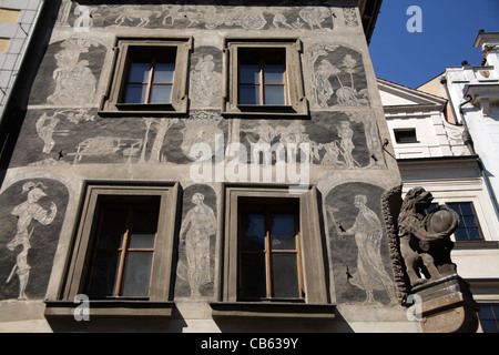 Fresken an einem traditionellen Palast in Stare Mesto (Altstadt), Prag, CZ Stockfoto