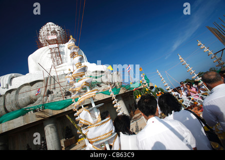 Faithfuls vor den sitzenden Big Buddha in Unterwerfung Mara, Phuket, Thailand Stockfoto