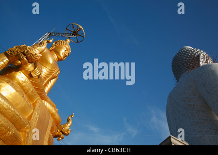 Der sitzende Messing Buddha und der Big Buddha in Unterwerfung Mara, Phuket, Thailand Stockfoto