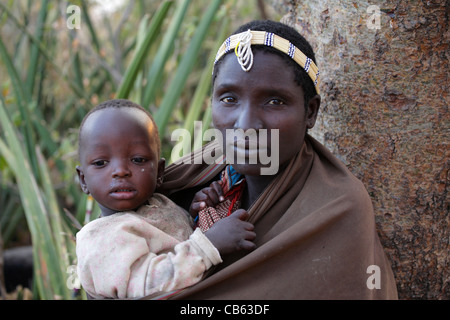 Hadza Frau mit ihrem Kind, ethnische Gruppe, die Leben in der Gegend des Lake Eyasi, Tansania Stockfoto