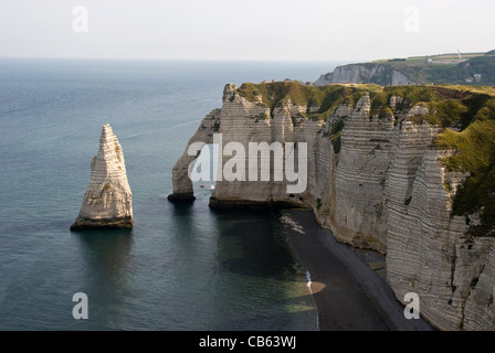 Elk196-1254 Frankreich, Normandie, Etretat, Stadt wo Monet malte, Falaise d'Aval, Aiguille Felsformation und Bogen Stockfoto