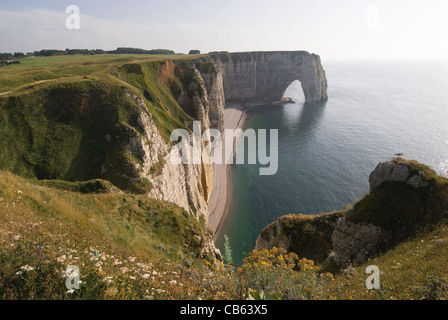 Elk196-1274 Frankreich, Normandie, Etretat, wo Monet, Falaise d'Aval Manneporte Arch malte, Stadt Stockfoto