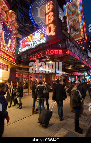 Ein Famous Daves Grill-Restaurant und ein Dave und Buster's Restaurant teilen sich den Platz auf dem Times Square in New York Stockfoto