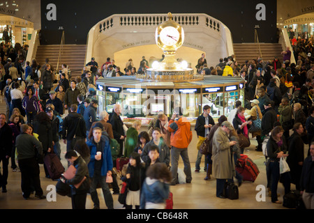 Reisende Menschenmenge Grand Central Terminal in New York City am Beginn des großen Exodus über das Thanksgiving-Wochenende Stockfoto