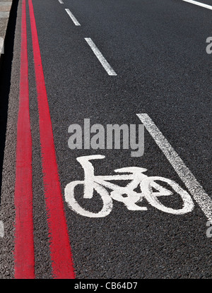 Fahrradweg und kein stoppen rote Strecke Doppellinien in Westminster London UK Stockfoto