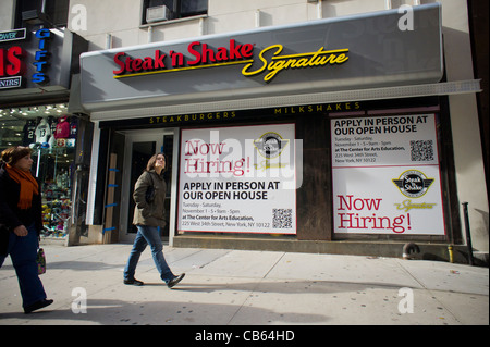 Ein Schild vor dem unvollendeten Steak n Shake Signature Restaurant wirbt damit, dass sie mieten Mitarbeiter sind Stockfoto