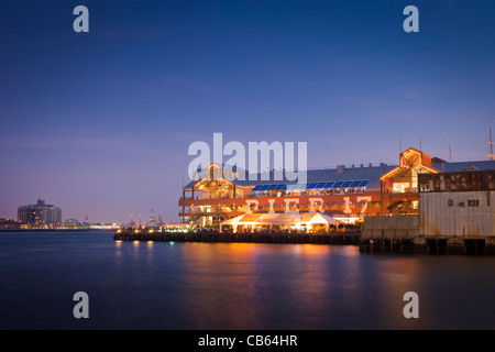 Pier 17 am East River, New York Stockfoto