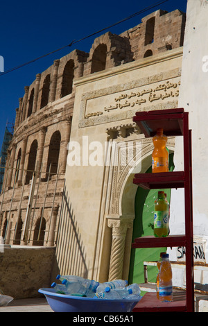 In Flaschen Wasser und alkoholfreie Getränke zum Verkauf an den Eingang zum Amphitheater El Jem, Tunesien Stockfoto