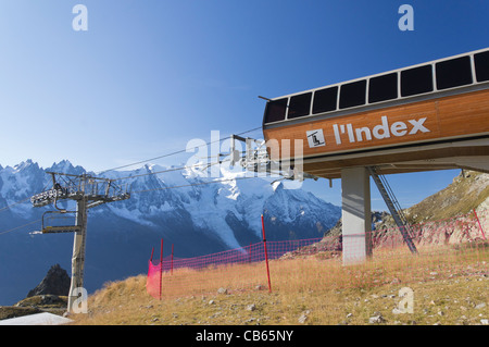 L'index Sessellift Bergstation hoch über dem Tal von Chamonix mit Mont Blanc Massiv im Hintergrund Stockfoto