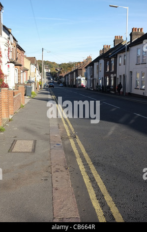 Doppelte gelbe Linien auf Wohnstraße in Luton Stockfoto