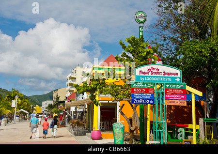 Eine Reihe von bunten Geschäften und Zeichen in der Front Street in Philipsburg, St. Maarten Stockfoto