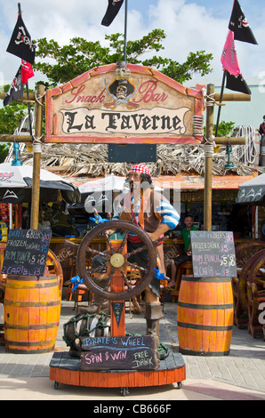 La Taverne-Bar mit Pirate Statue auf Front Street, Philipsburg, St. Maarten Stockfoto