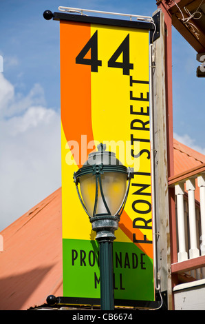 Philipsburg Front Street Name Banner und Straßenlaterne Licht St. Maarten Stockfoto