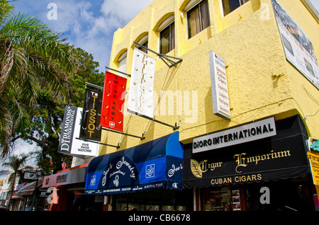 Philipsburg Front Street berühmten karibischen zollfreien Einkaufsviertel mit speichern Banner St Maarten Stockfoto