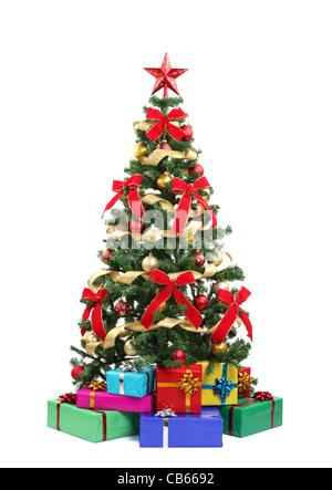 Weihnachtsbaum und Geschenke. Isoliert auf weiss. Stockfoto