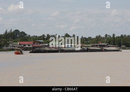 Schlepper schleppen vier Feuerzeuge (Lastkähne) auf dem Chao Phraya River in der Nähe von Bangkok, Thailand Stockfoto