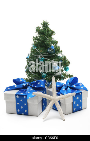 Weihnachtsbaum und Geschenke auf weißem Hintergrund. Stockfoto