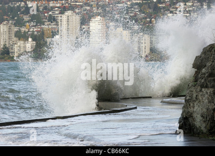 Hohe Wellen, die gegen den Stanley Park Seawall während einem Tageslicht-Sturm, Vancouver. Stockfoto