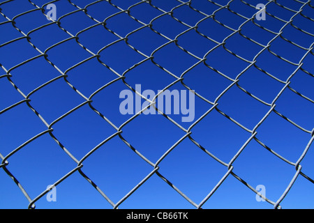 Kette Link Zaun Netz mit blauem Himmelshintergrund Stockfoto