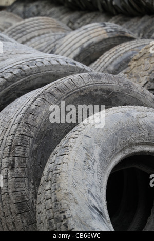 Gebrauchte Reifen gestapelt in Folge. Stockfoto