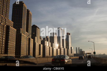 Die South Riverside Apartment-Komplex steht der West Side Highway entlang des Hudson River in New York City. Stockfoto