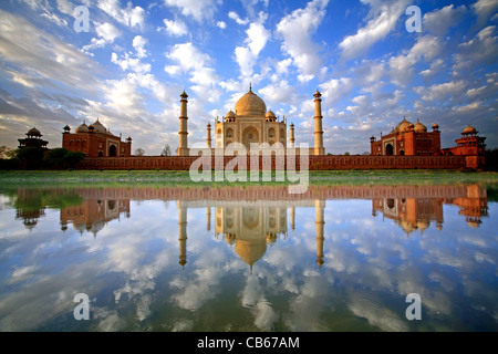 Eine atemberaubende, einmal in einer Lebenszeit Bild eines Himmels voller geschwollenen Wolken reflektiert im Fluss Yamuna im Taj Mahal Stockfoto