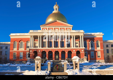 Massachusetts State House in Boston, Massachusetts im Winterschnee. Stockfoto