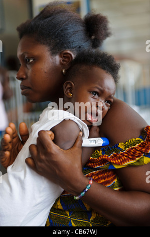 Ein Baby mit seiner Temperatur genommen im Krankenhaus, Freetown, Sierra Leone Stockfoto