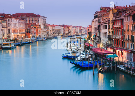 Sonnenaufgang in Venedig von der Rialto-Brücke mit Blick auf den Canal Grande Stockfoto