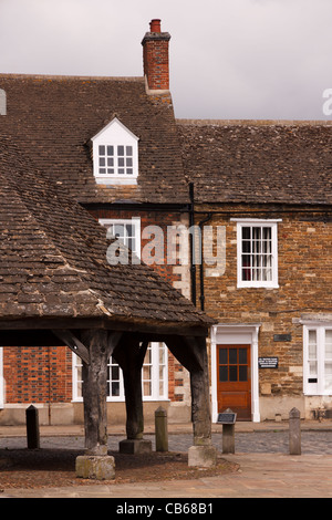 Die Butter zu überqueren und alte Oakham Schulgebäude auf dem Markt zu platzieren, Oakham, Rutland, England, UK Stockfoto