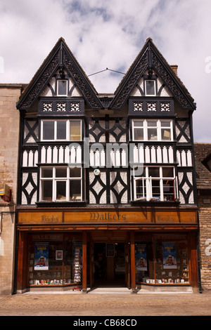 Traditionelle Ladenfront der Wanderer Buchhandlung, Zeitungsladen & Stationers im gotischen Haus, Stamford High Street, Lincolnshire, England. Stockfoto