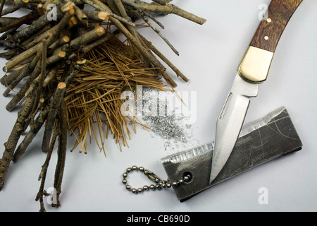 Magnesium Feuer Starter - Magnesium Späne - Taschenmesser - Zunder Haufen Stockfoto