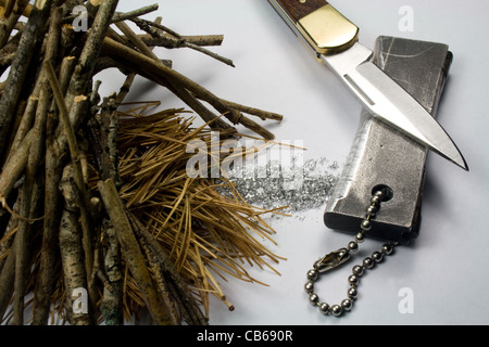 Magnesium Feuer Starter - Magnesium Späne - Taschenmesser - Zunder Haufen Stockfoto