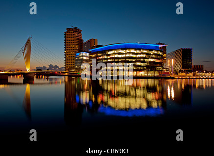 Ansicht der Medienstadt Uk in der Nacht in Salford Quays Stockfoto