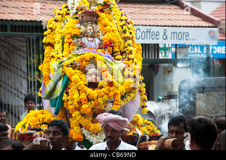 Hinduistische Gottheit Ganga Statue mit Blumengirlanden und auf der Straße vorgeführt, während ein Hindu fetival Andhra Pradesh, Indien Stockfoto