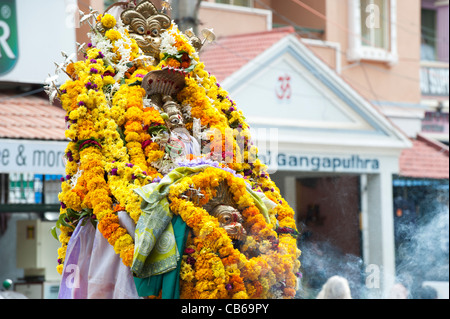 Hinduistische Gottheit Ganga Statue mit Blumengirlanden und auf der Straße vorgeführt, während ein Hindu fetival Andhra Pradesh, Indien Stockfoto