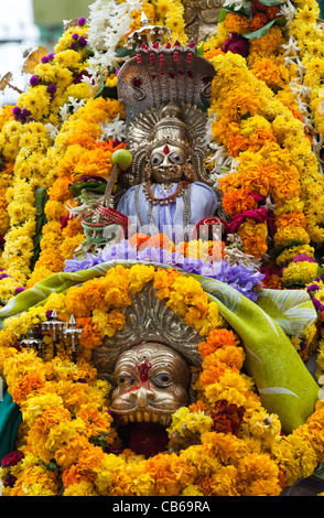 Hinduistische Gottheit Ganga Statue mit Blumengirlanden und auf der Straße vorgeführt, während ein Hindu fetival Andhra Pradesh, Indien Stockfoto