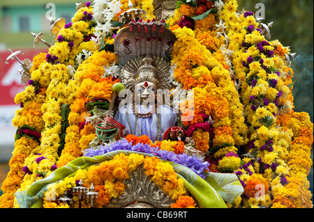 Hinduistische Gottheit Ganga Statue mit Blumengirlanden und auf der Straße vorgeführt, während ein Hindu fetival Andhra Pradesh, Indien Stockfoto