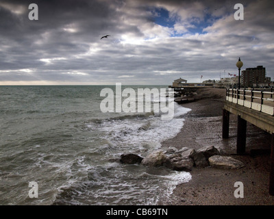 Worthing direkt am Meer von der Pier, West Sussex, England Stockfoto