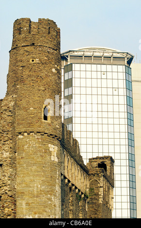 Moderne Bürogebäude BT British Telecom Gebäude erhebt sich hinter Swansea Burg im Stadtzentrum von Swansea, Südwales Stockfoto