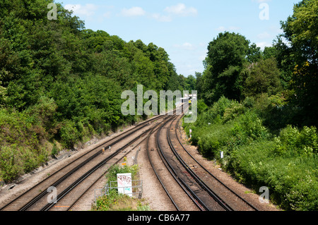 Eisenbahnstrecken außerhalb Ravensbourne Station (im Hintergrund) auf der Linie zwischen London und Sevenoaks in Kent. Stockfoto