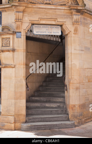 Treppe hinauf auf die Zeilen in der Mitte der Stadt von Chester, England Stockfoto